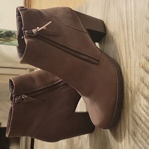 NWOT Clarks Brown Ankel Boots SZ  7